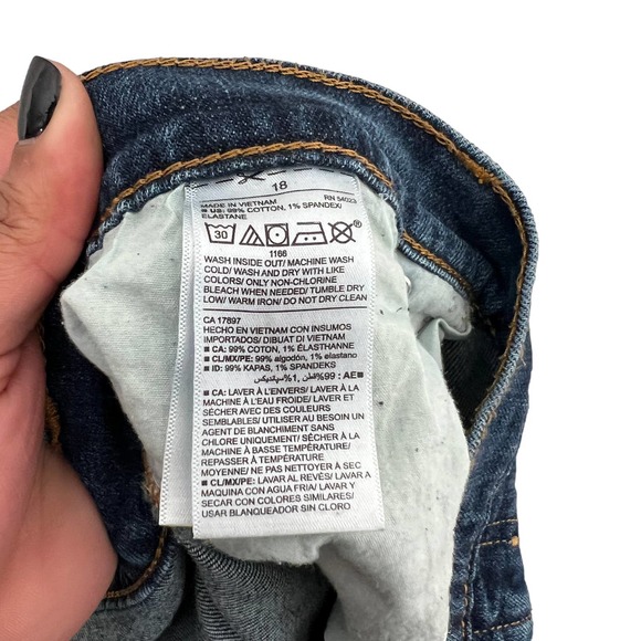 Old Navy Boyfriend Straight Distressed Jean - Picture 4 of 4